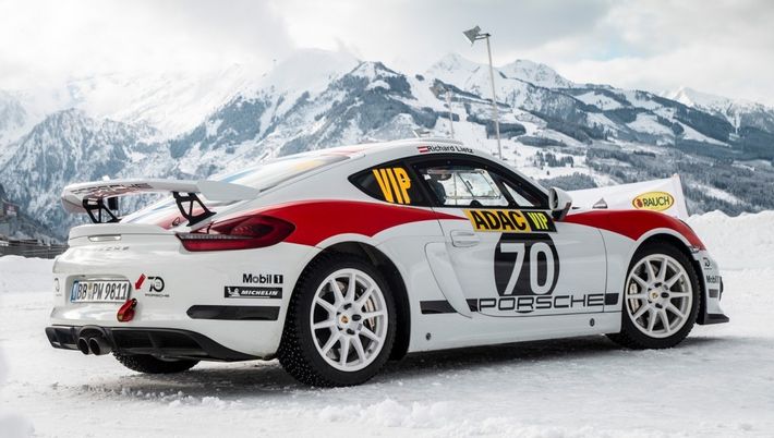 Porsche 718 Cayman GT4 Rallye birtokba veszi a jeges pályát